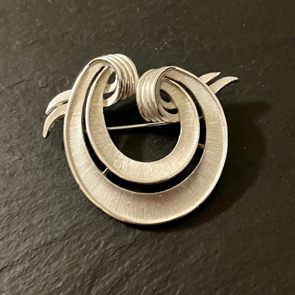 TRIFARI Stamped Mid-Century Silver Tone Etched Swirl Brooch - Picture 2 of 13